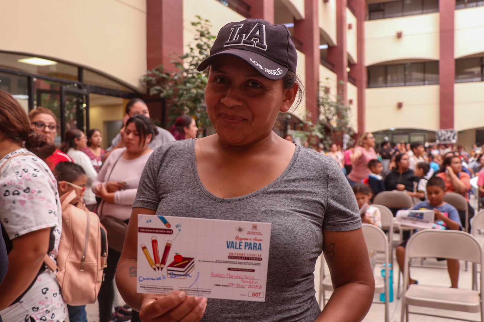 Entrega Araceli Brown 600 vales de uniformes para estudiantes de preescolar y primaria