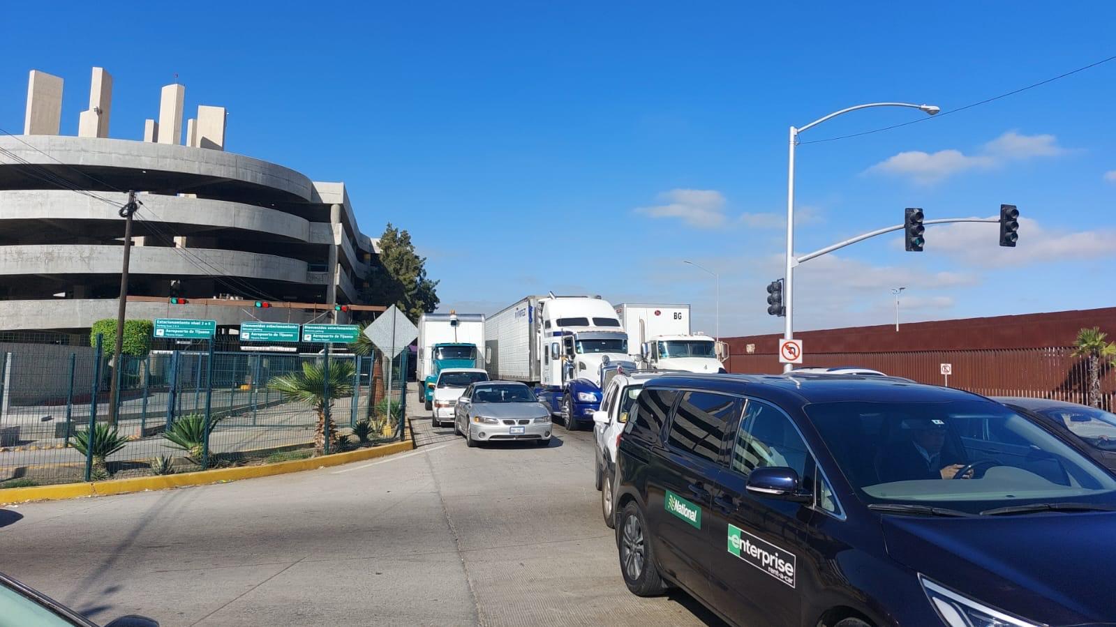 Varados miles de camiones de carga en la frontera por falla en Aduanas