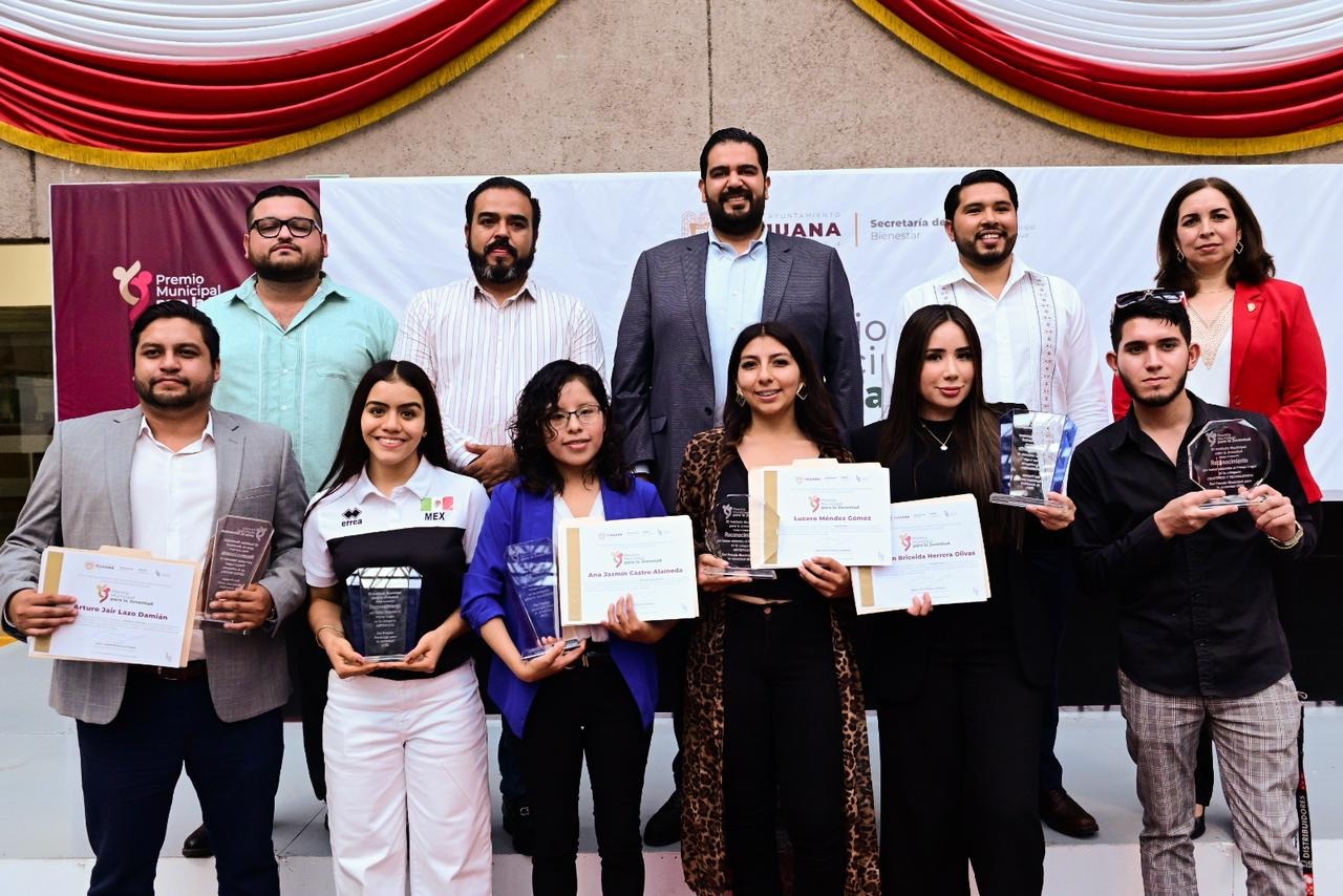 Entrega Gobierno de Montserrat Caballero premio municipal para la juventud