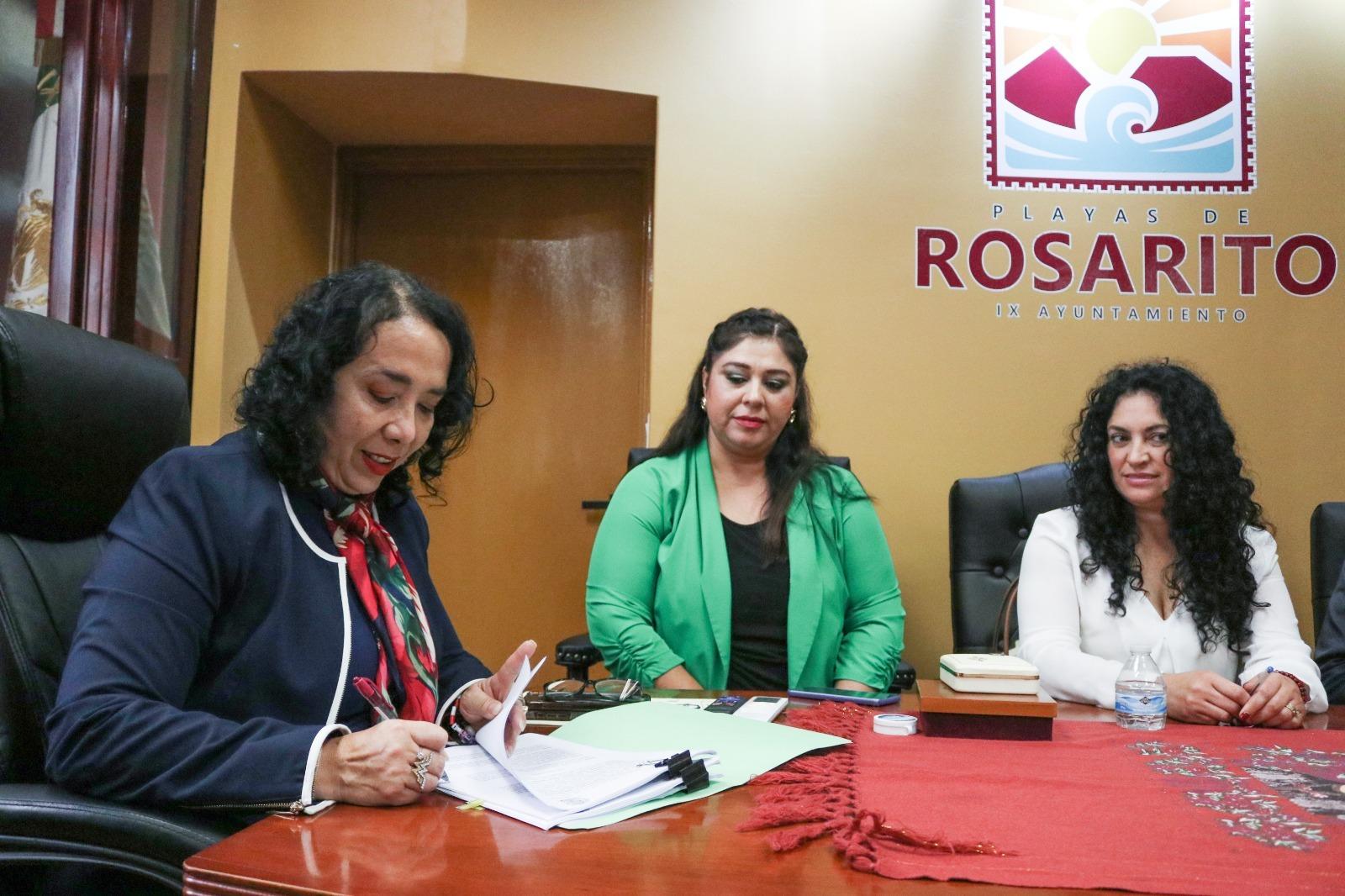 Firma Araceli Brown contrato colectivo de trabajo con el Sindicato de Burócratas de Rosarito