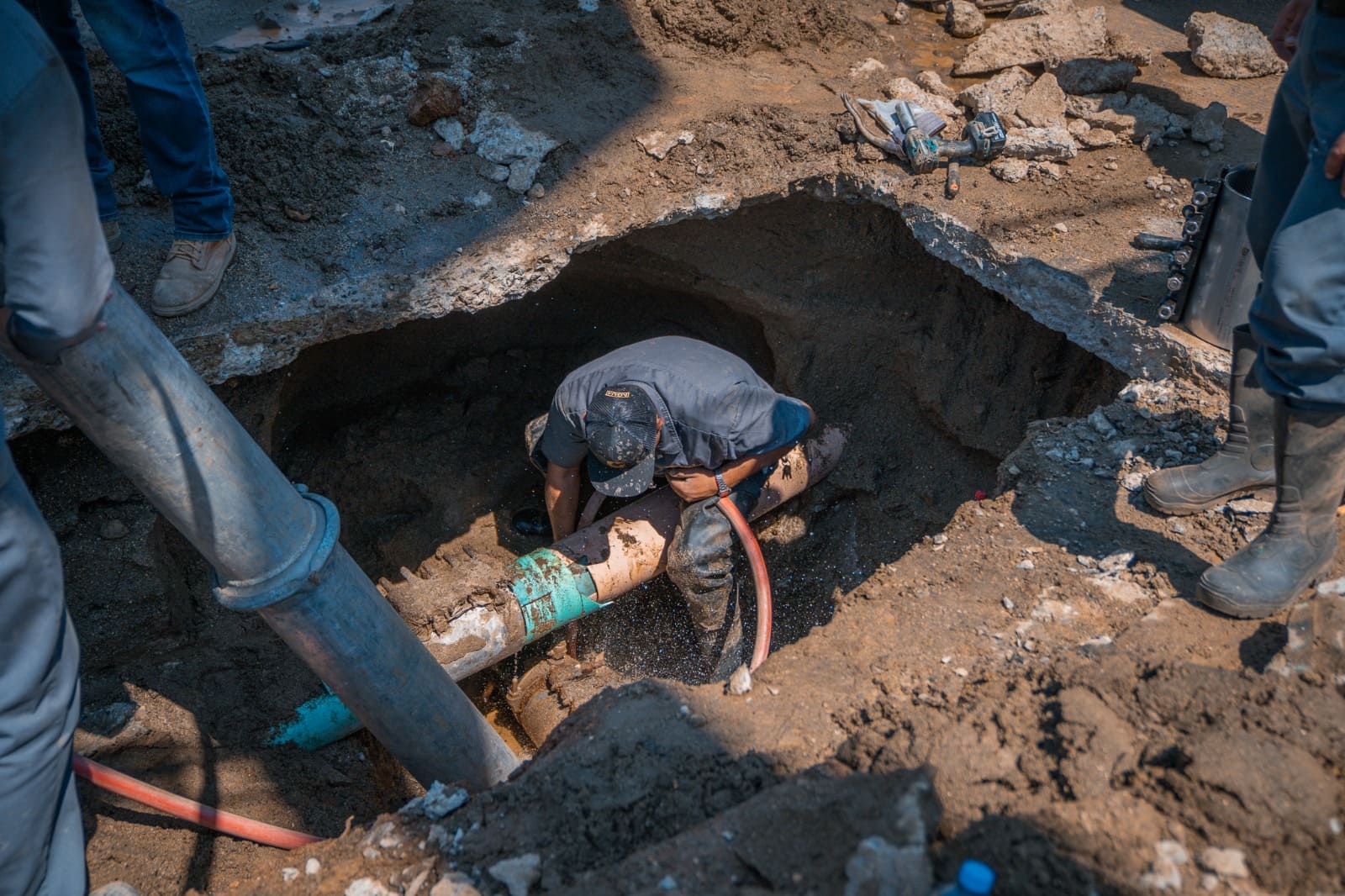 REPARA CESPTE LÍNEA DE CONDUCCIÓN QUE ABASTECE 18 COLONIAS EN LA ZONA SUR DE TECATE