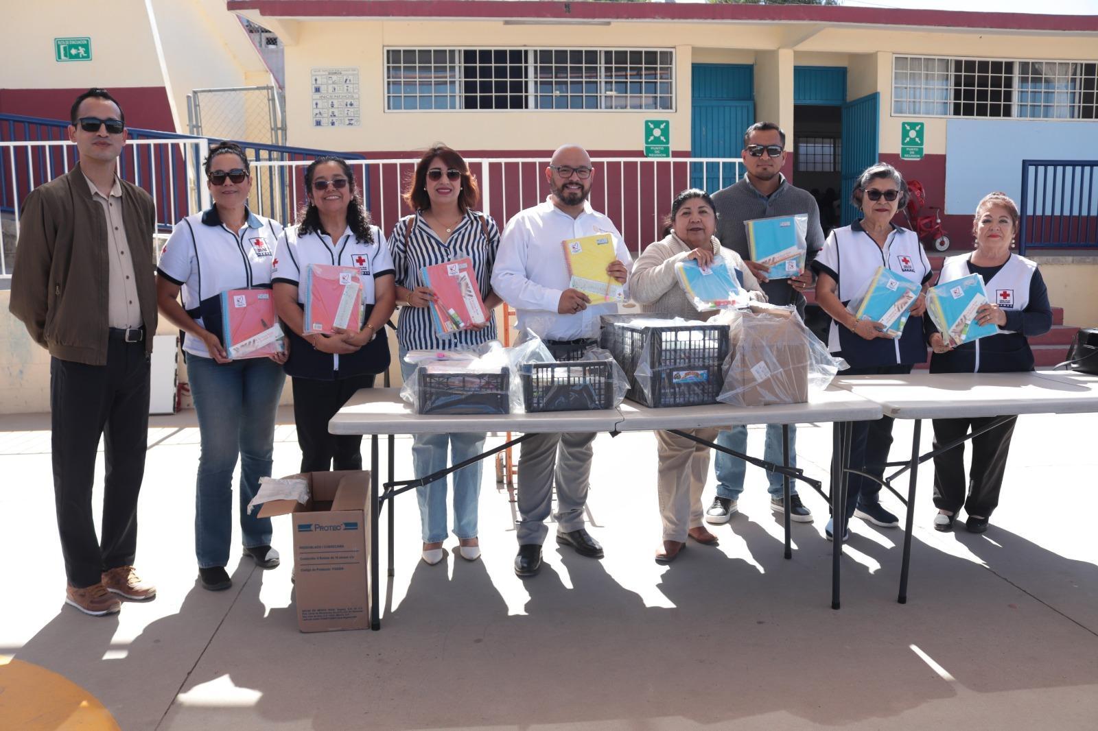 Entregan Secretaría de Educación y damas voluntarias de Cruz Roja útiles a estudiantes de primarias en Rosarito