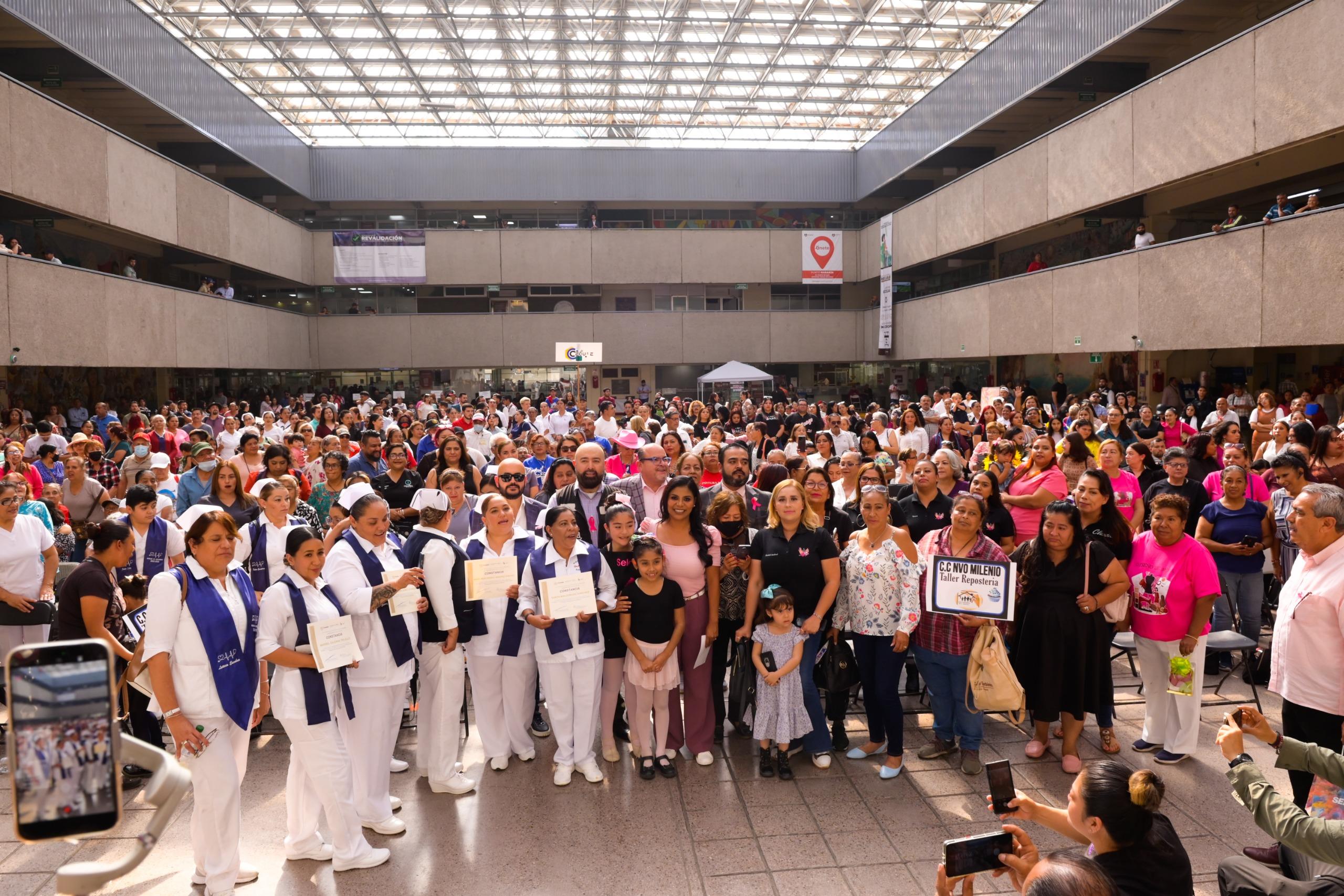 Montserrat Caballero entrega constancias a tijuanenses que concluyeron cursos gratuitos en centros comunitarios