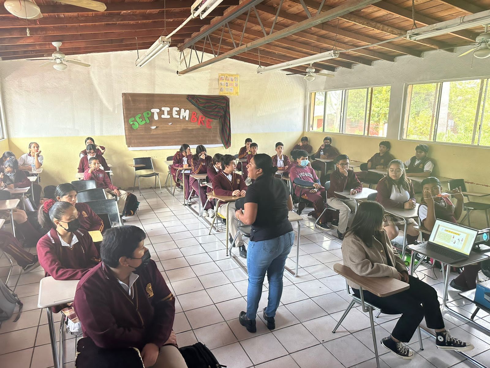 Ayuntamiento capacita a estudiantes de secundarias municipales sobre uso de la aplicación contra el Bullying