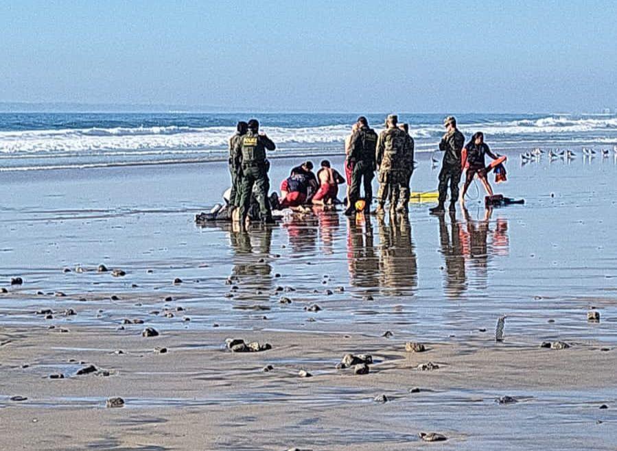 Rescate acuático de bomberos salva vida de 8 personas y un niño