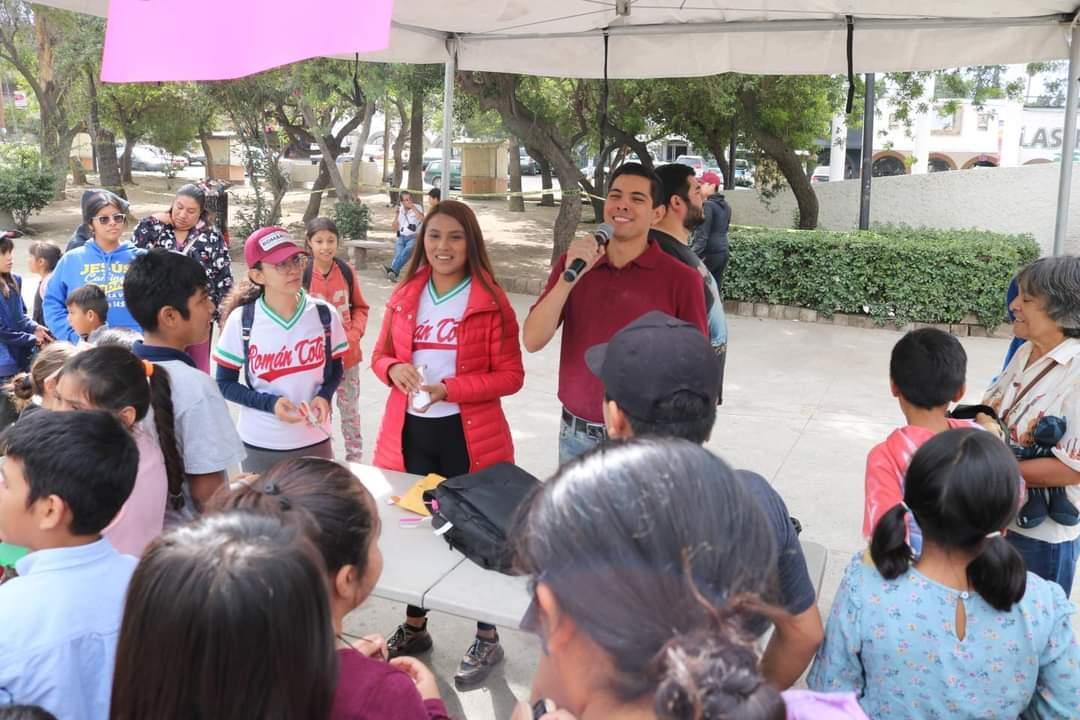 Entrega Román Cota apoyos a estudiantes y para mejoramiento de viviendas