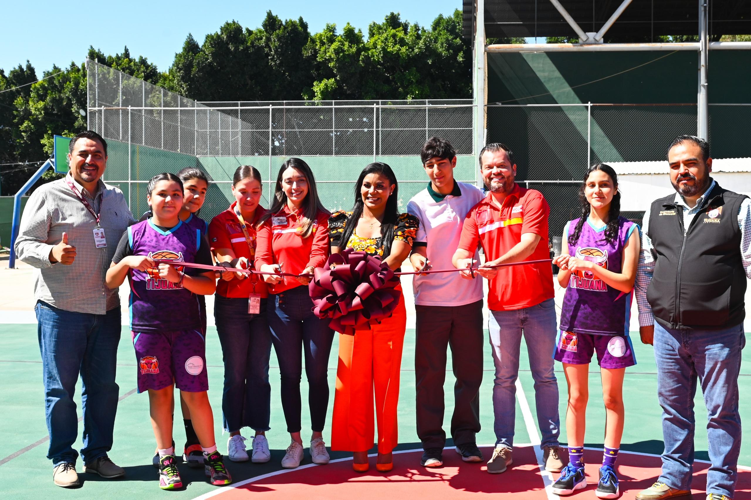 Alcaldesa Montserrat Caballero reinaugura cancha rehabilitada por OXXO en unidad deportiva Tijuana