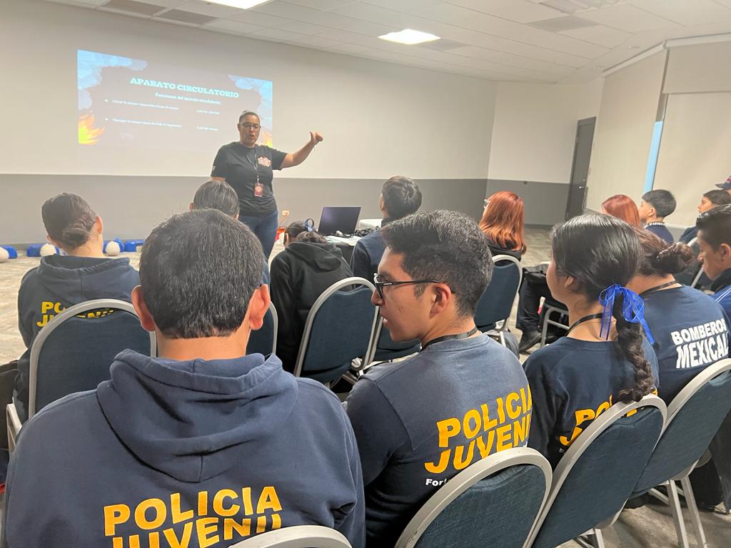 Policía juvenil se capacita en primeros auxilios RCP para adolescentes