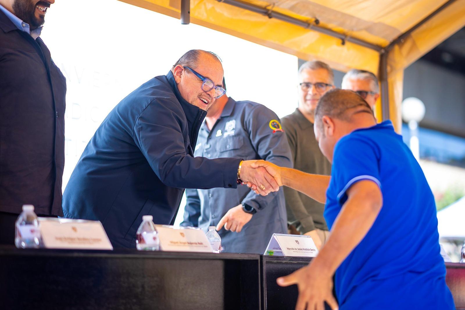 Entrega Ayuntamiento uniformes para invierno a trabajadores de campo