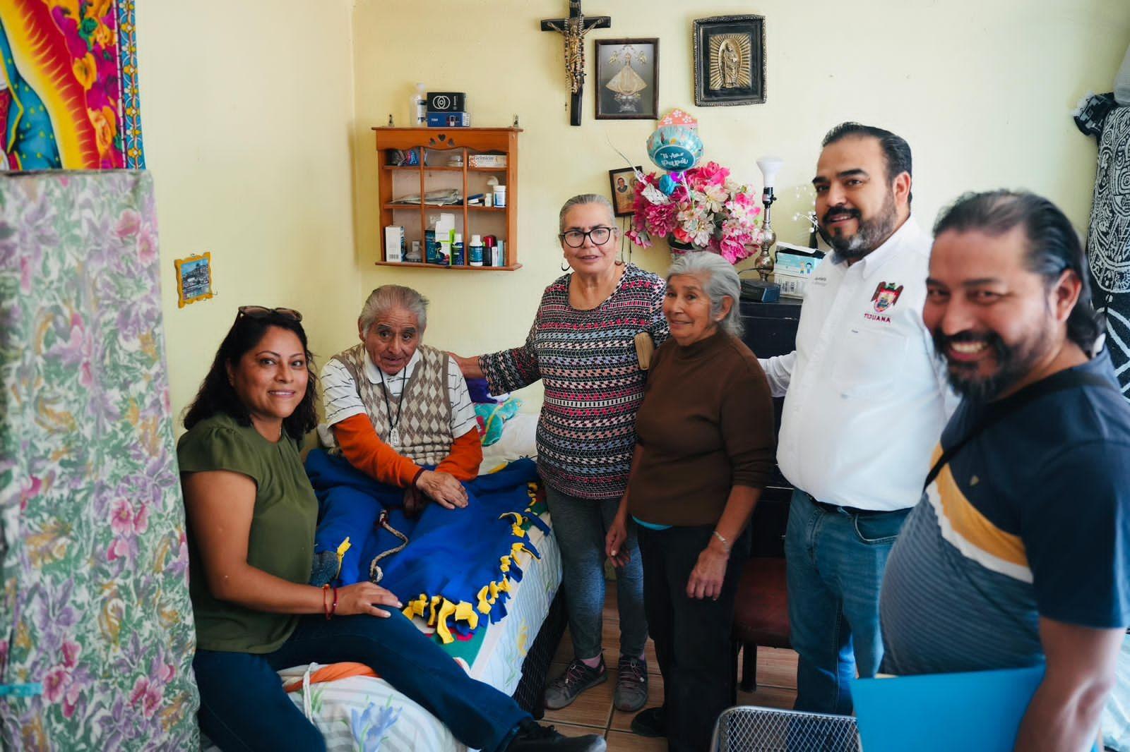 Secretario de bienestar informa puerta a puerta, programas de la alcaldesa Montserrat Caballero