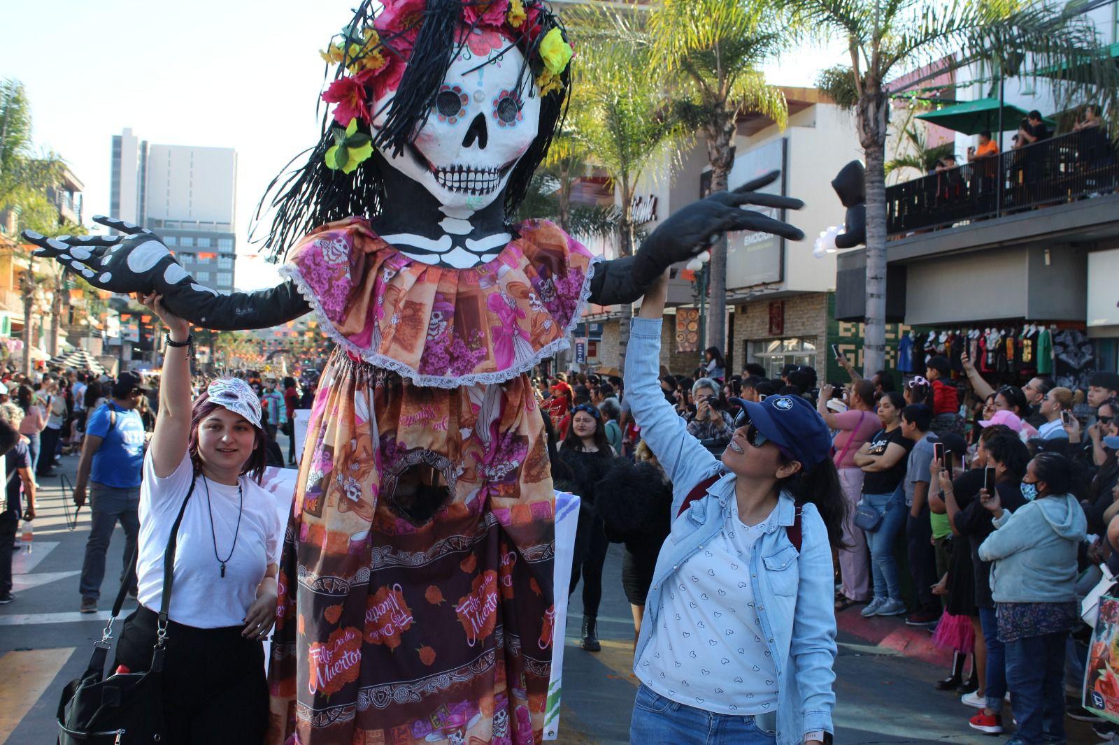 Disfrutan miles de tijuanenses del primer carnaval del día de muertos en la avenida revolución