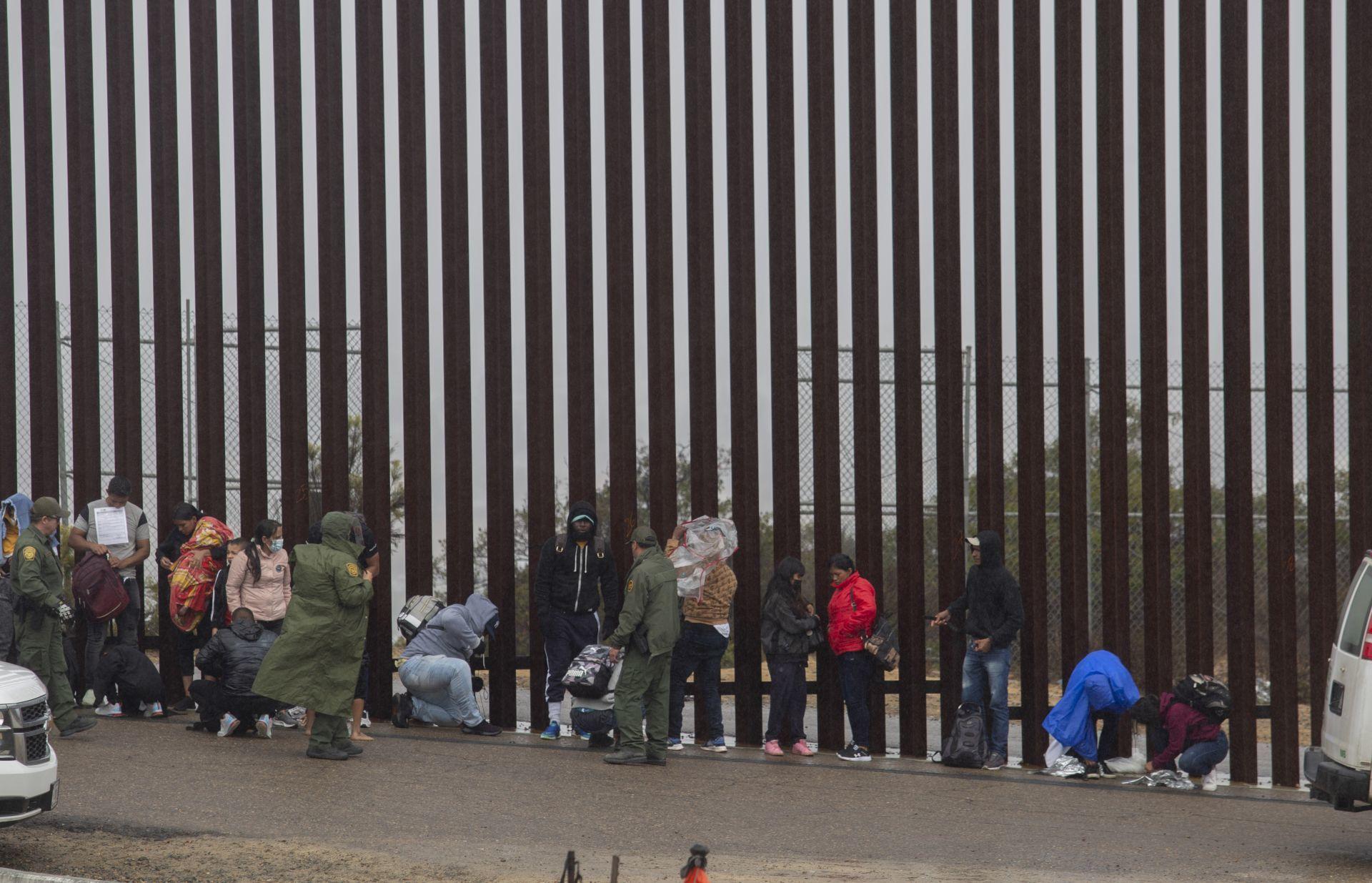 Muro provisional en la frontera de Tijuana ayuda a disminuir los cruces irregulares de personas a EU