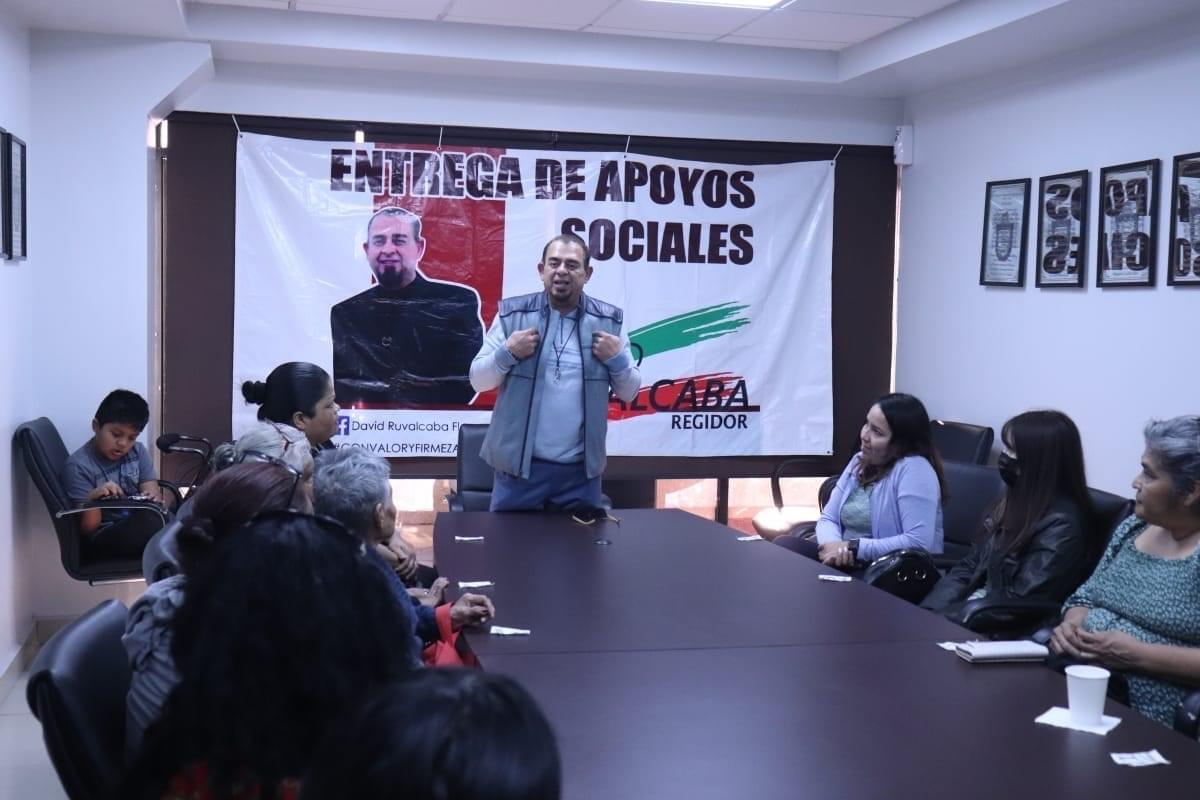 David Ruvalcaba hizo entrega de apoyos económicos y escuchó las necesidades de los ciudadanos