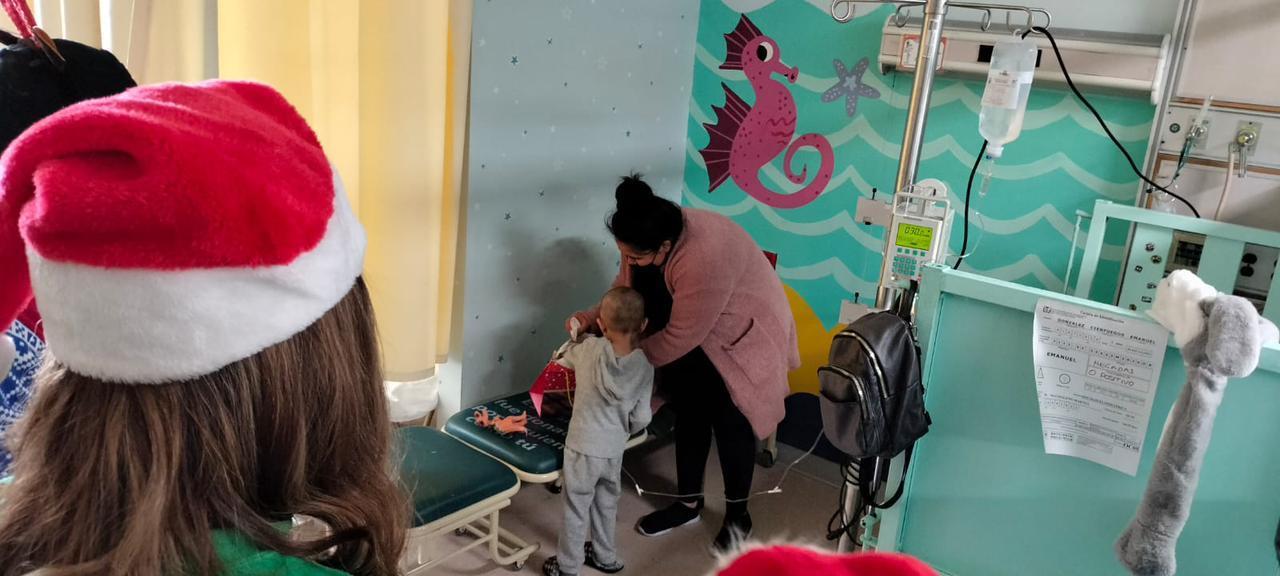 Llevan estudiantes de Conalep Plantel Tijuana II juguetes a niñas y niños con cáncer