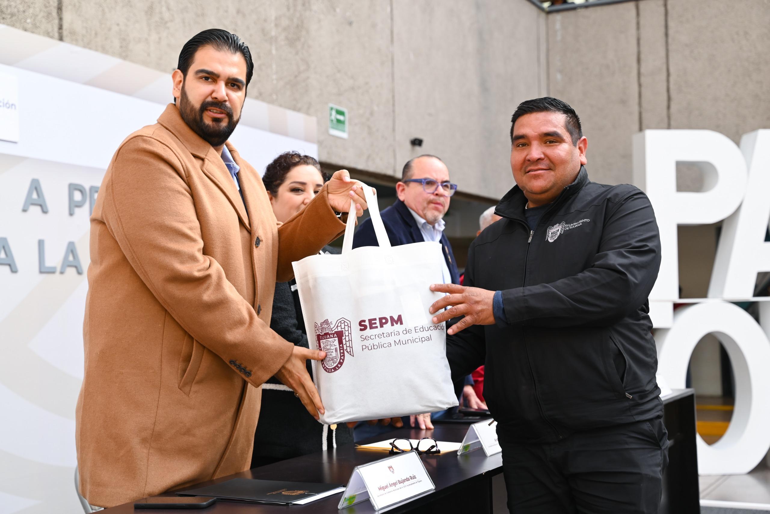 Gobierno de Montserrat Caballero entrega uniformes a personal de apoyo de la SEPM