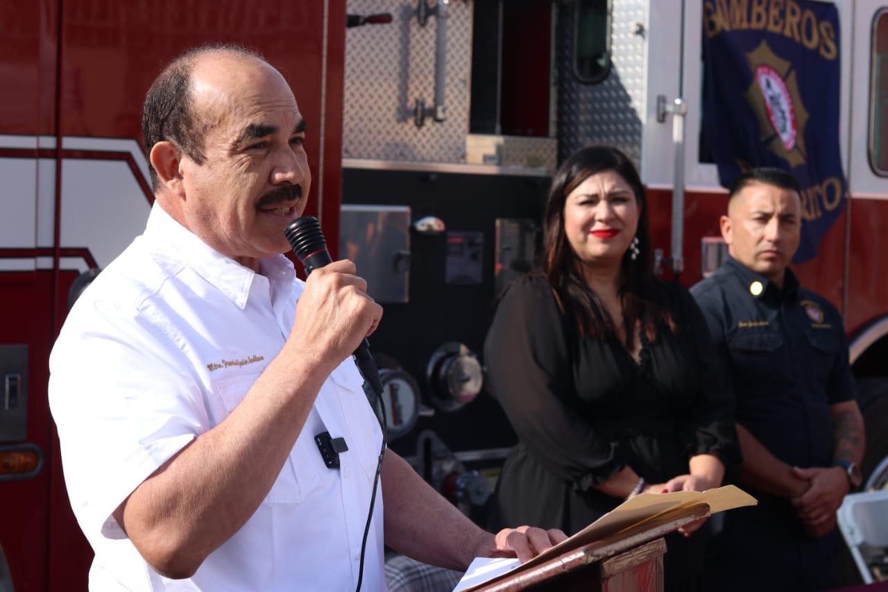 Entrega Araceli Brown uniformes y unidad extintora a Bomberos Rosarito