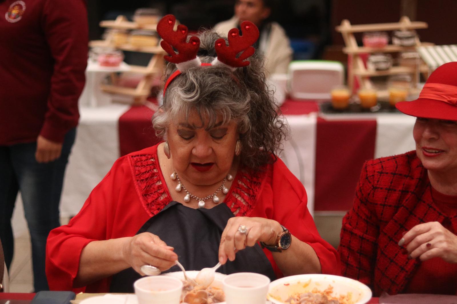 Celebra DIF Rosarito tradicional posada navideña con abuelitas y abuelitos líderes comunitarios