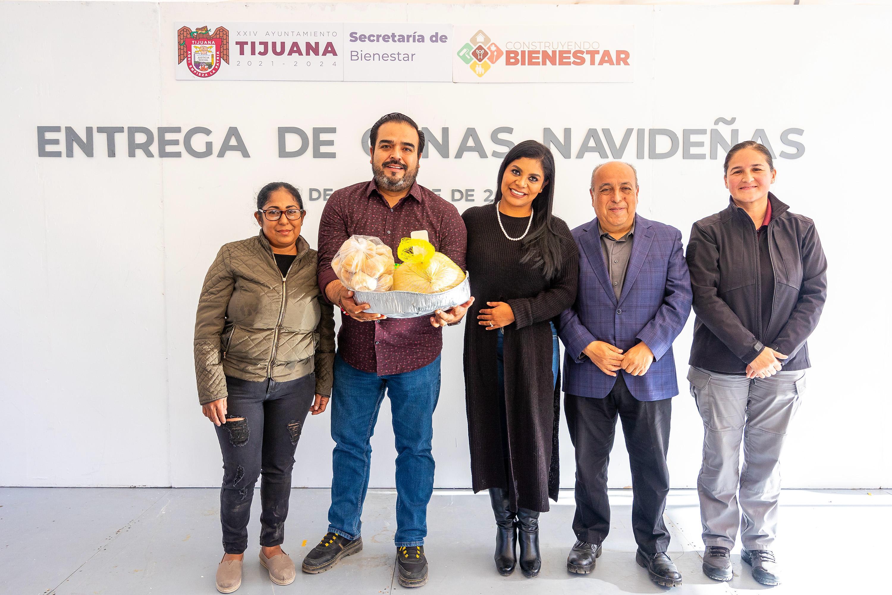 Alcaldesa de Tijuana entregó mil cenas navideñas