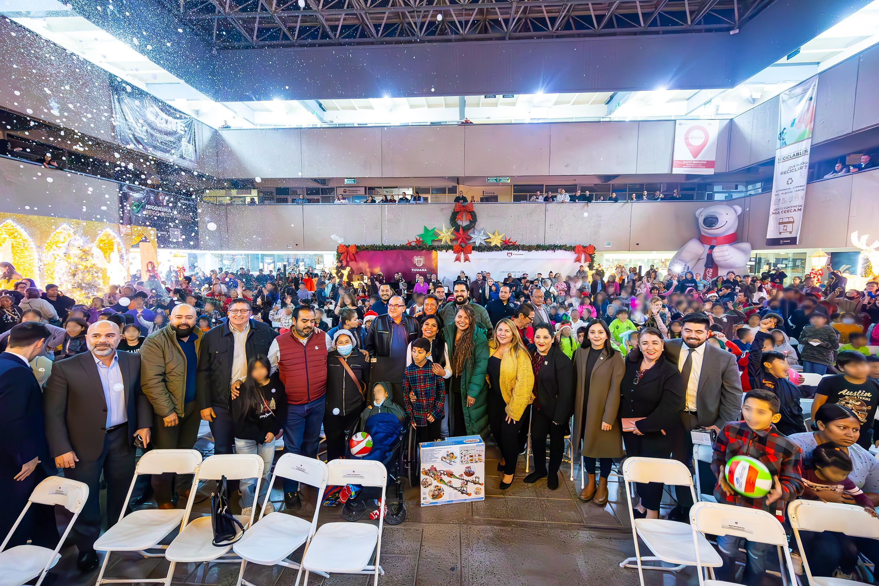 Alcaldesa Montserrat Caballero enciende árbol navideño de más 10 metros de altura en Palacio Municipal