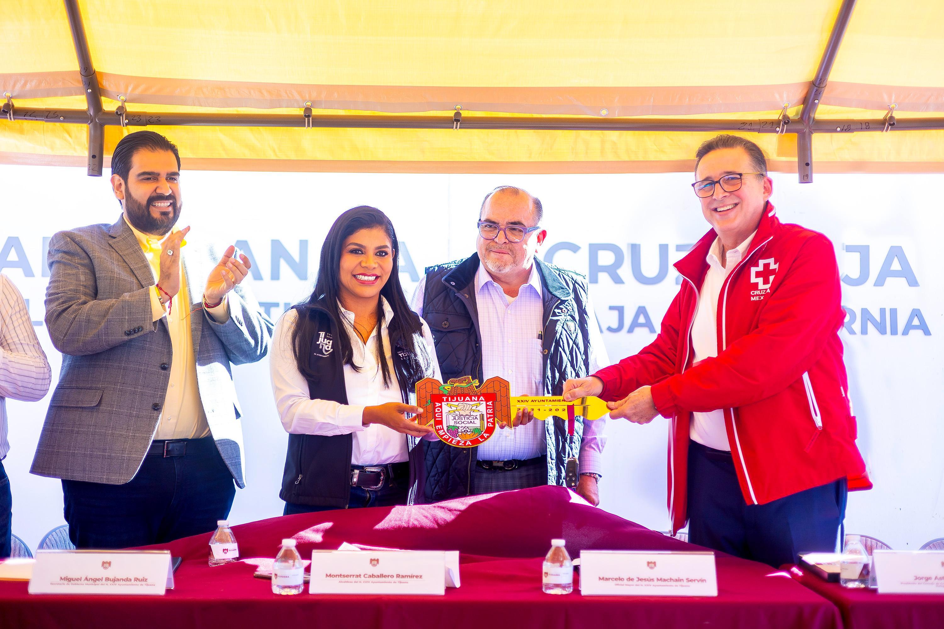 Alcaldesa Montserrat Caballero dona ambulancia a Cruz Roja Tijuana