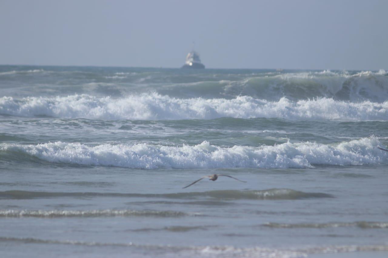 Exhorta Gobierno de Rosarito a extremar precauciones por alto oleaje