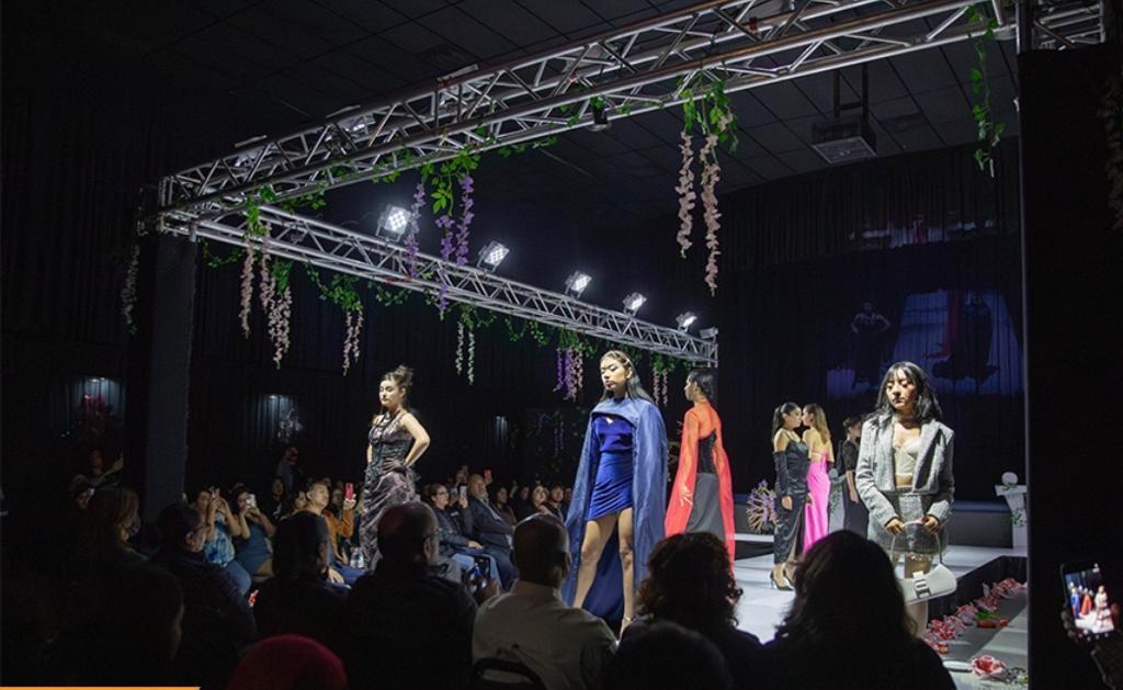 Demuestran universitarios su talento en la organización de pasarelas de moda