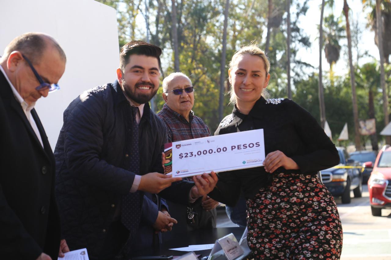 Gobierno de Montserrat Caballero entrega 350 créditos a emprendedores tijuanenses