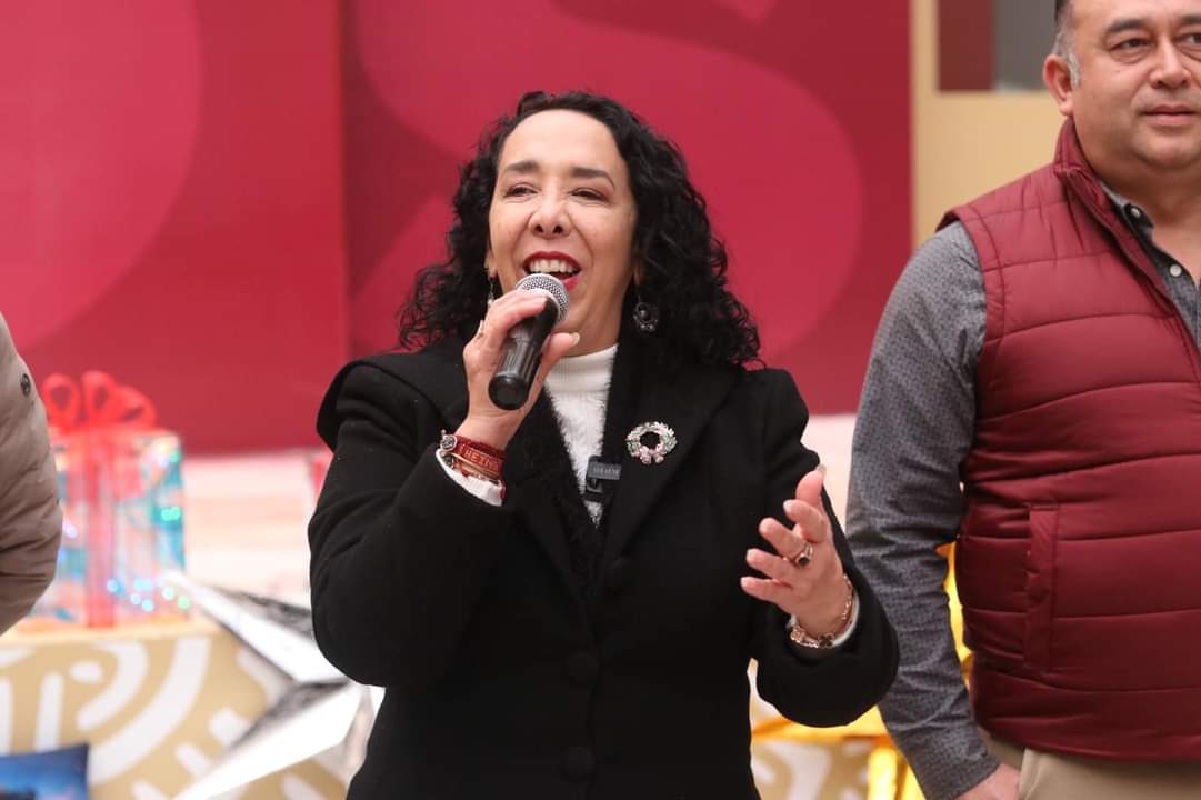 Brinda Araceli Brown con servidores públicos en la explanada de la Casa Municipal