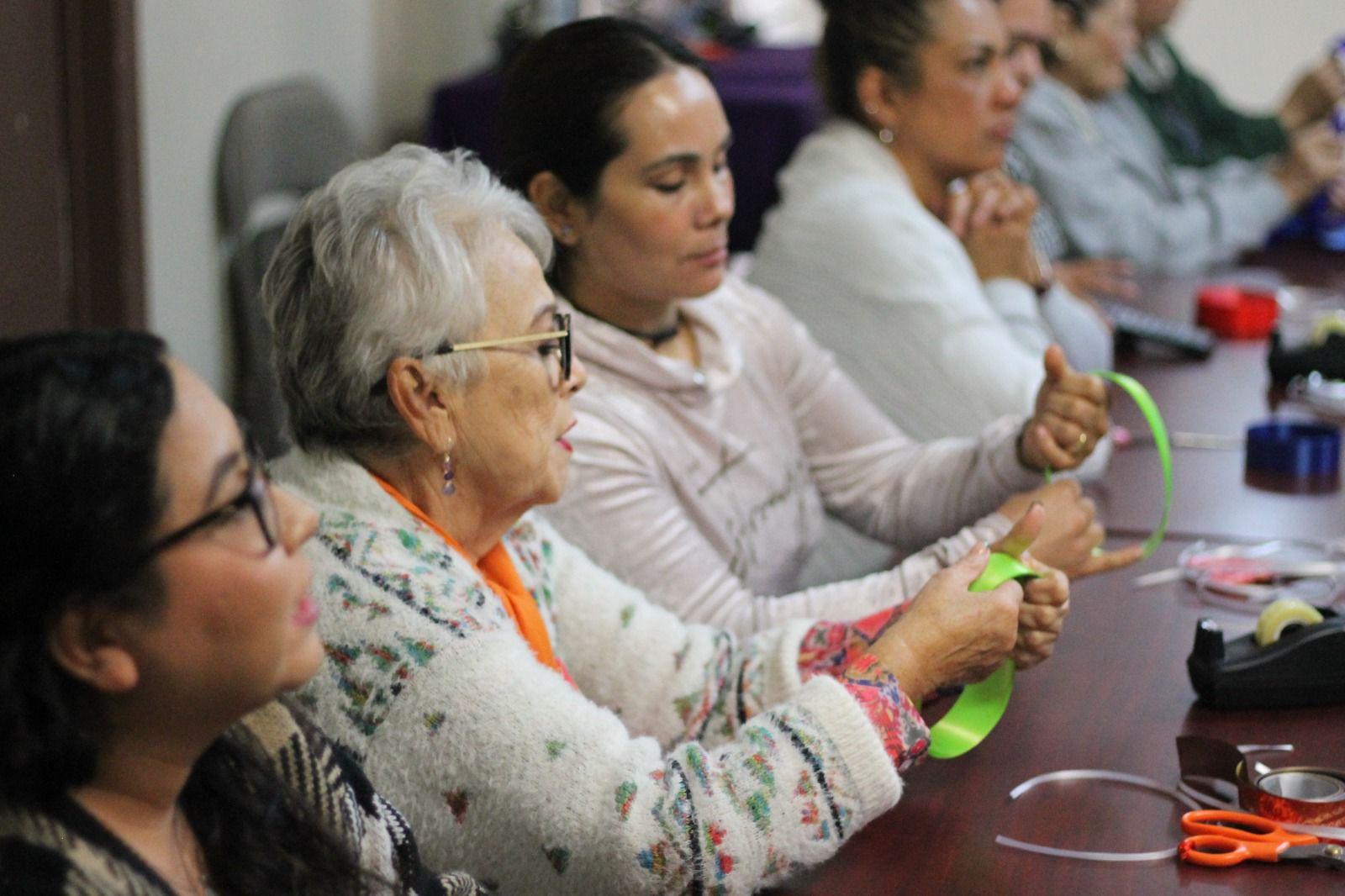 Instituto de la mujer promovió espíritu navideño con taller de envoltura de regalos