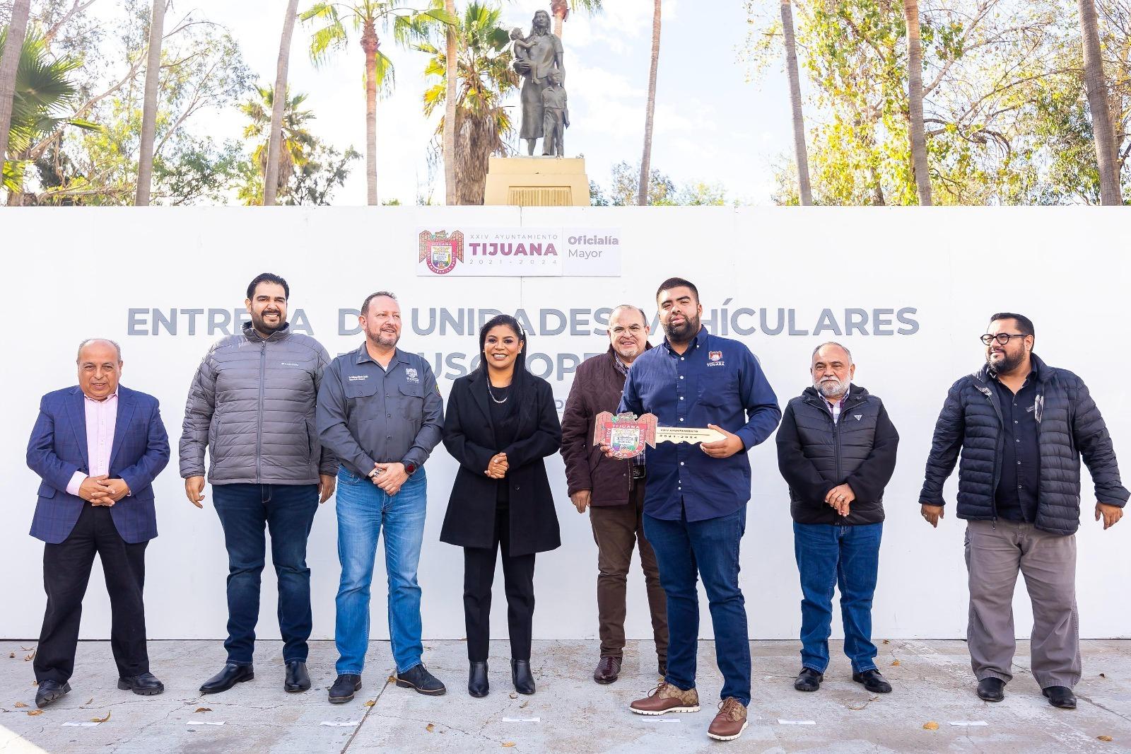 Alcaldesa Montserrat Caballero entrega 10 unidades más para reforzar trabajo del personal