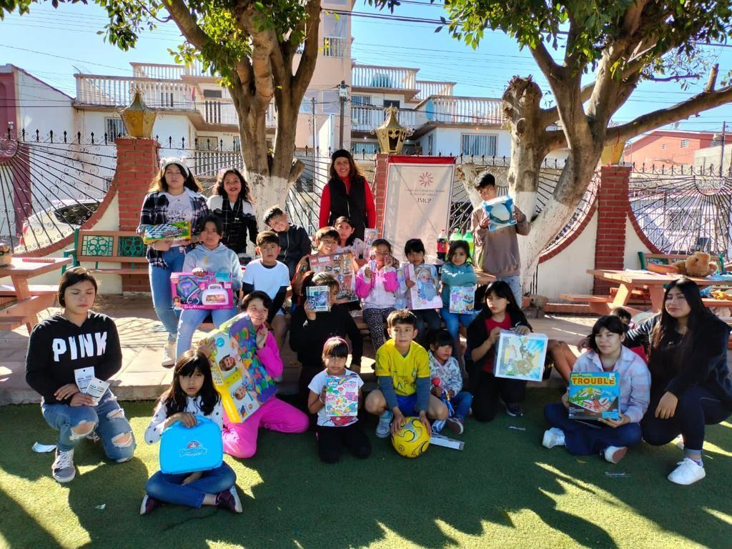 Llevan regalos por Día de Reyes a menores de albergues en Tijuana