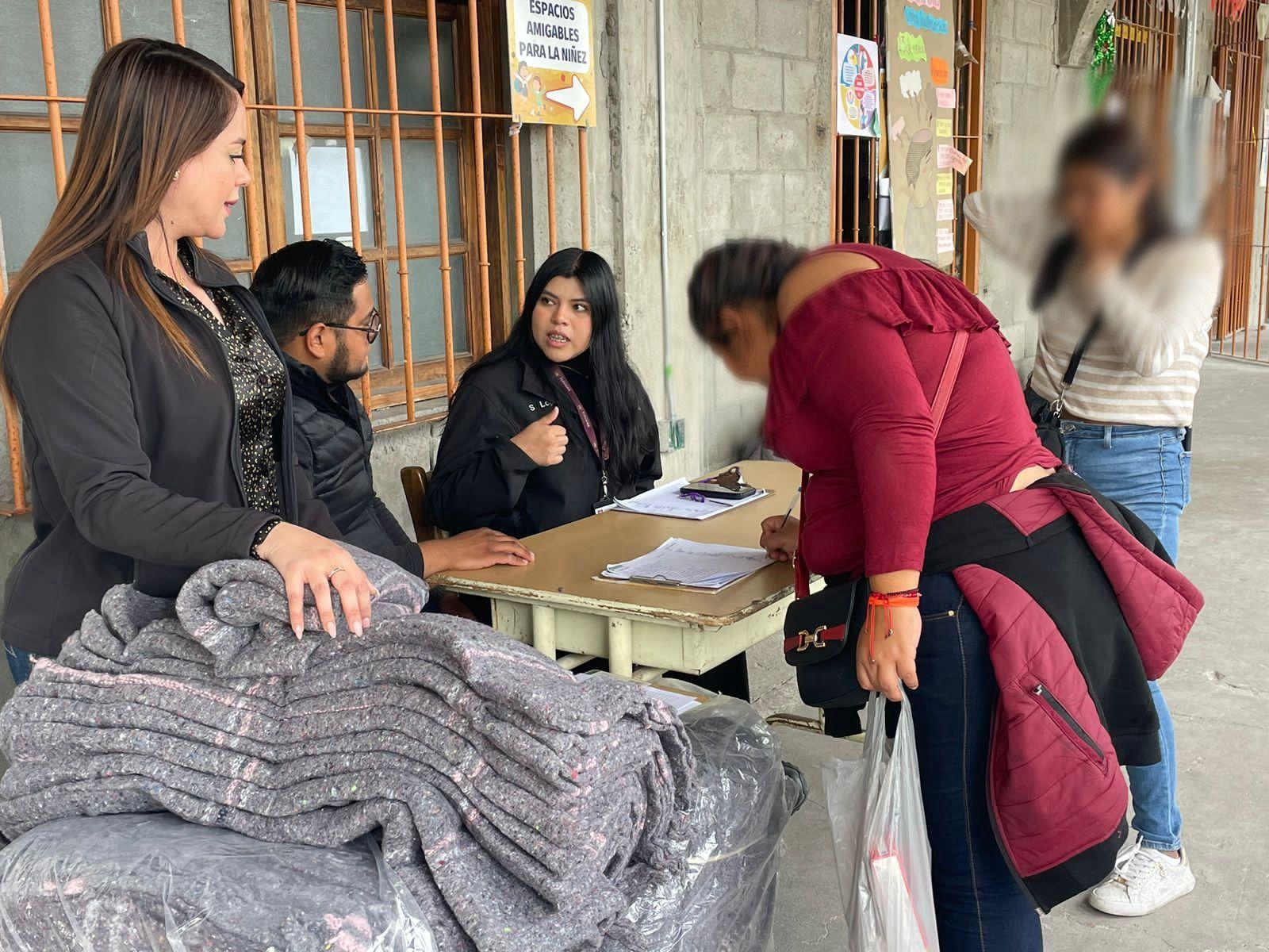 Entrega Ayuntamiento de Tijuana cobijas a albergues migrantes