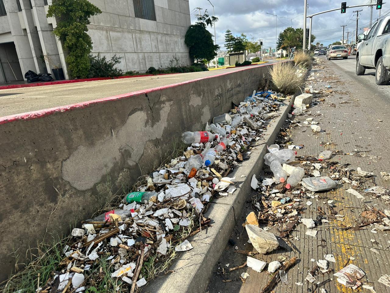 Exhortan a la población a recoger basura ante las fuertes lluvias