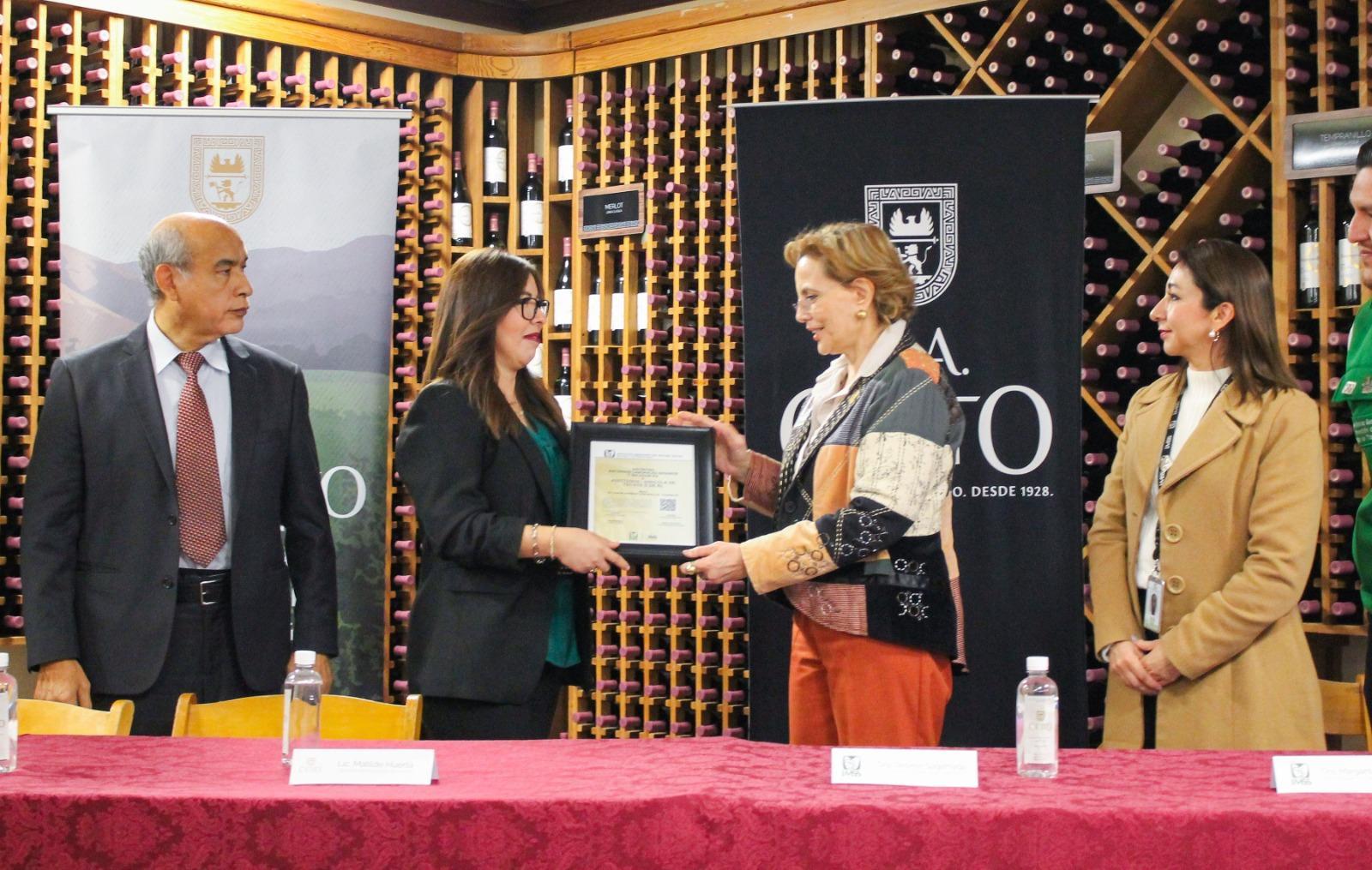 Entrega IMSS BC Distintivo ELSSA a productora de vino por generar entornos seguros y saludables