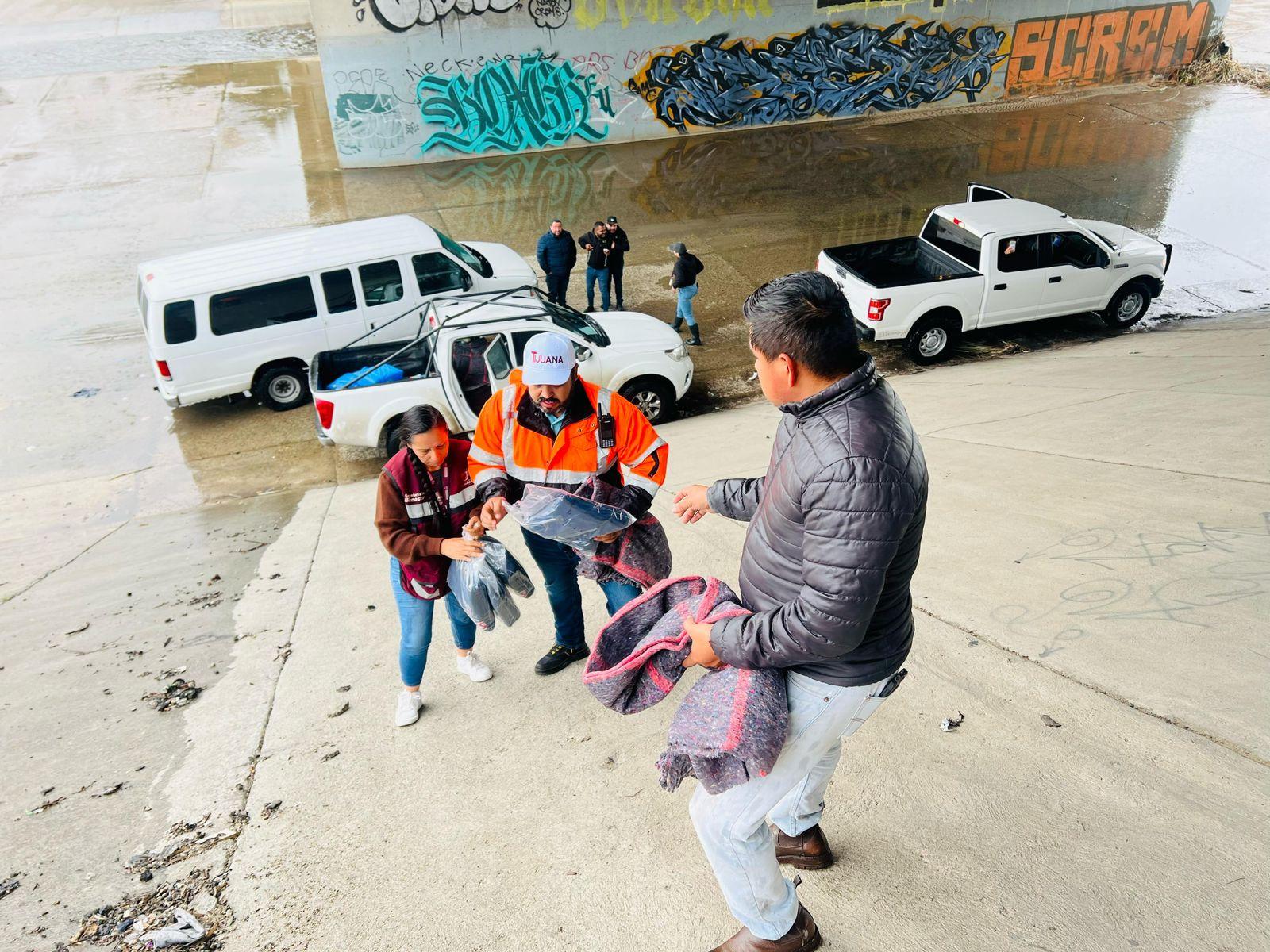 Gobierno de Tijuana entrega cobijas a población vulnerable que habita en la canalización del río