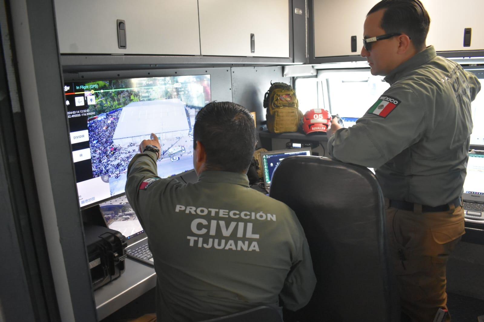 Monitorea Protección Civil Tijuana matrimonios colectivos desde centro de operaciones móvil