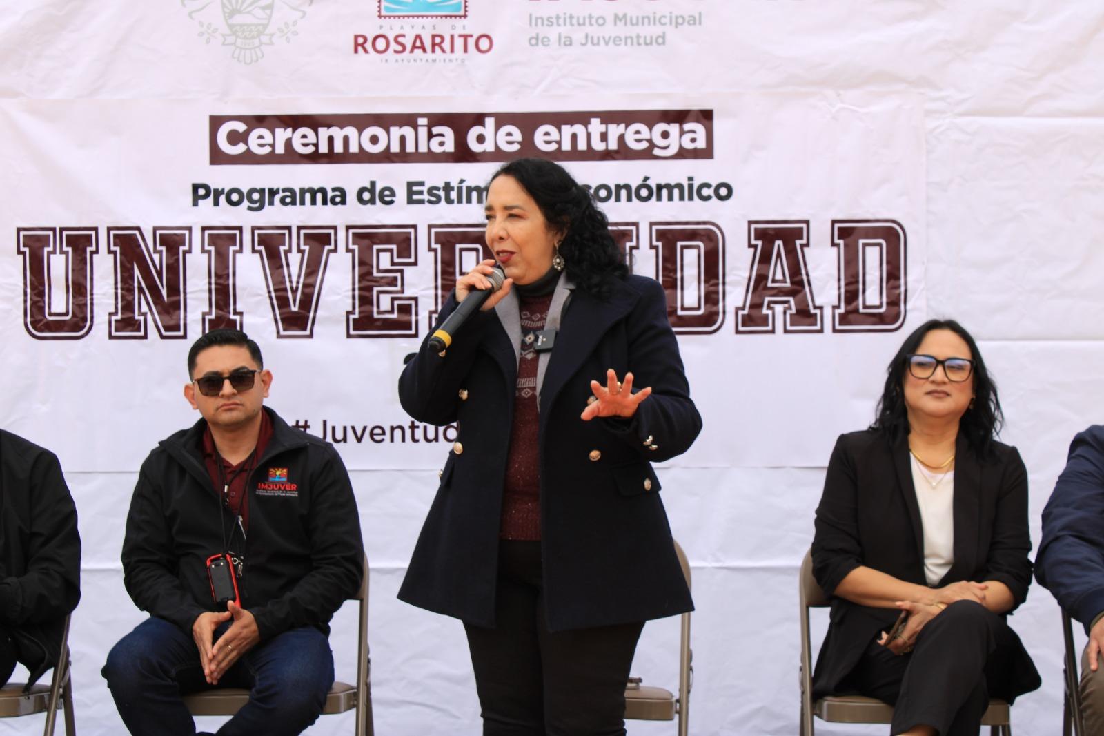 Entrega Gobierno de Araceli Brown 200 estímulos económicos a universitarios