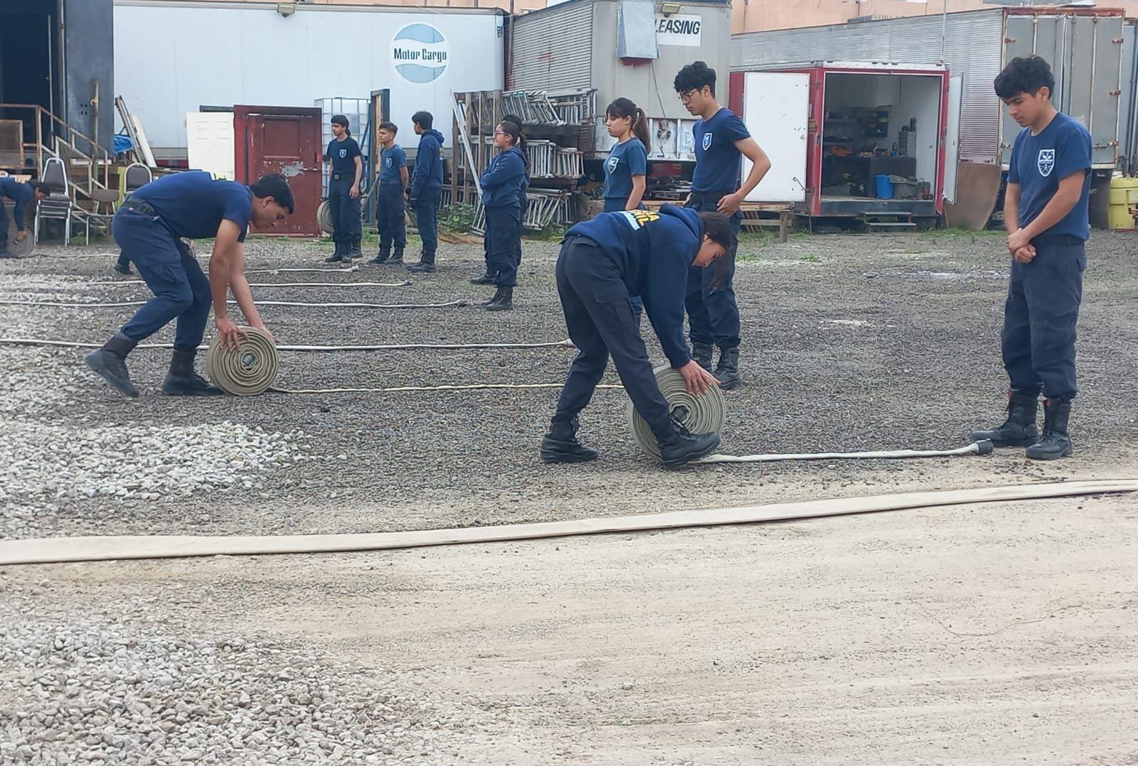 Jóvenes de la policía juvenil reciben capacitación preventiva sobre incendios en el hogar