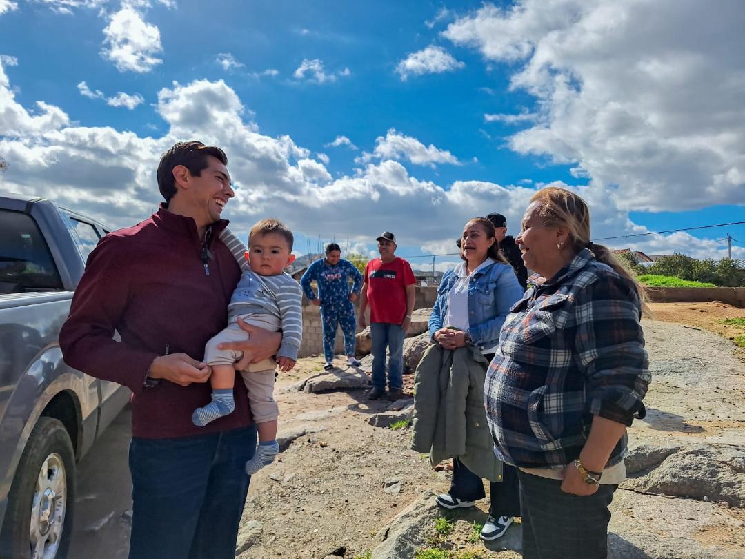 Entrega Román Cota apoyos a familias afectadas por las lluvias