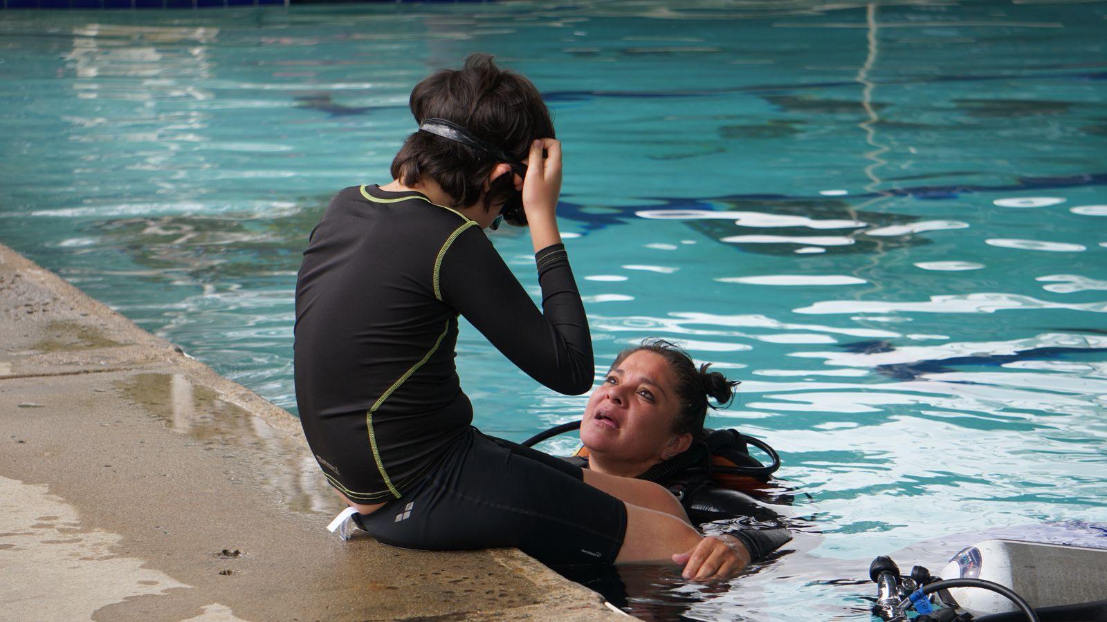 Disfrutan experiencia de inmersión con taller de buceo con discapacidad