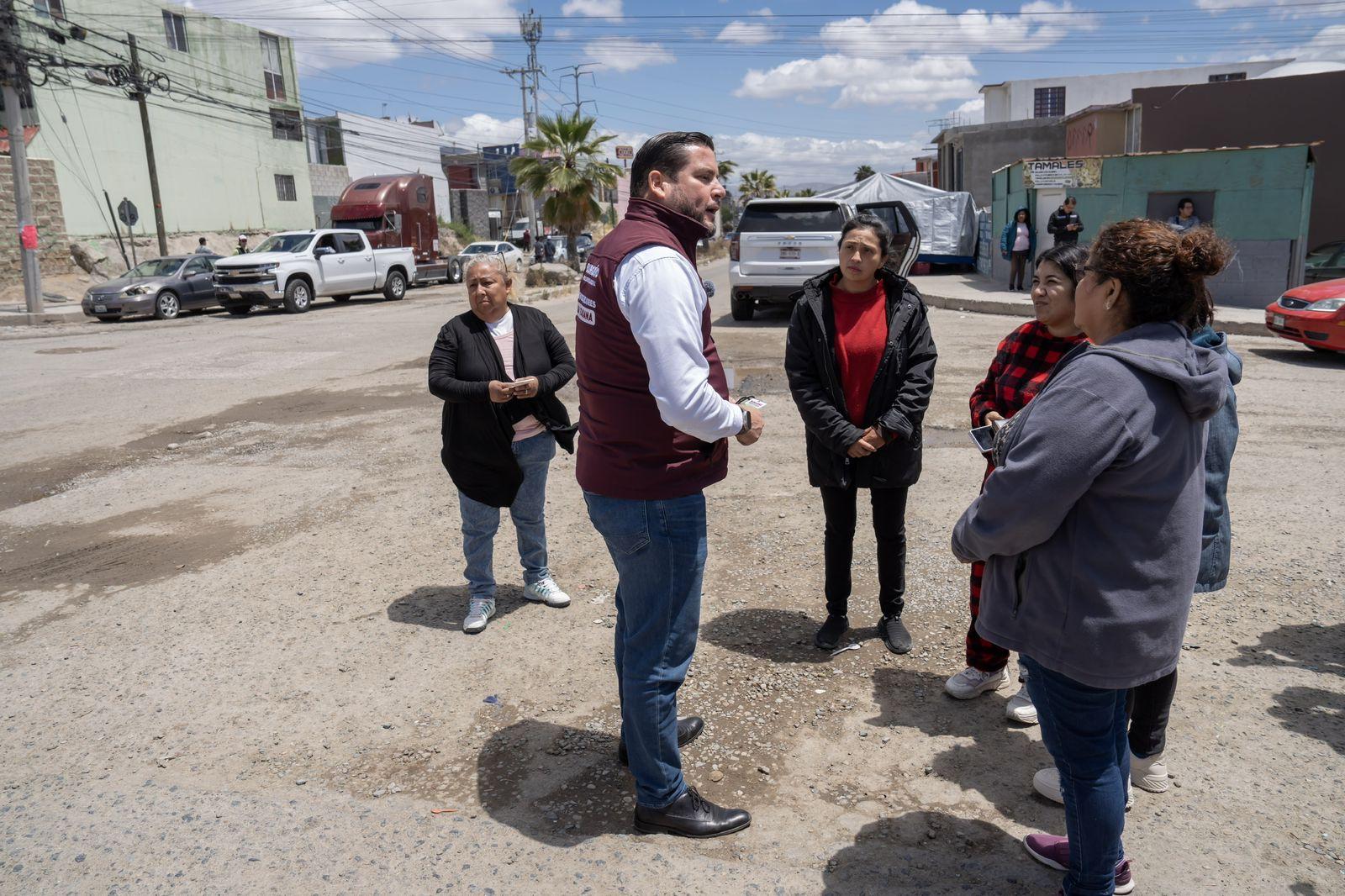 Promete Ismael Burgueño rehabilitación de vialidades en calles y colonias