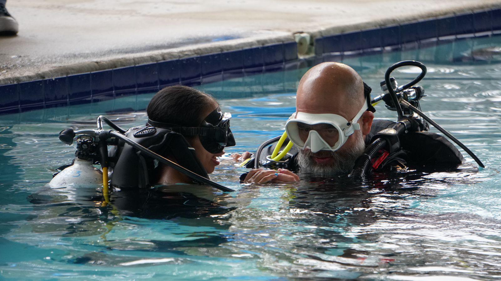 Promueve IMDET experiencia de inmersión con taller de buceo con discapacidad