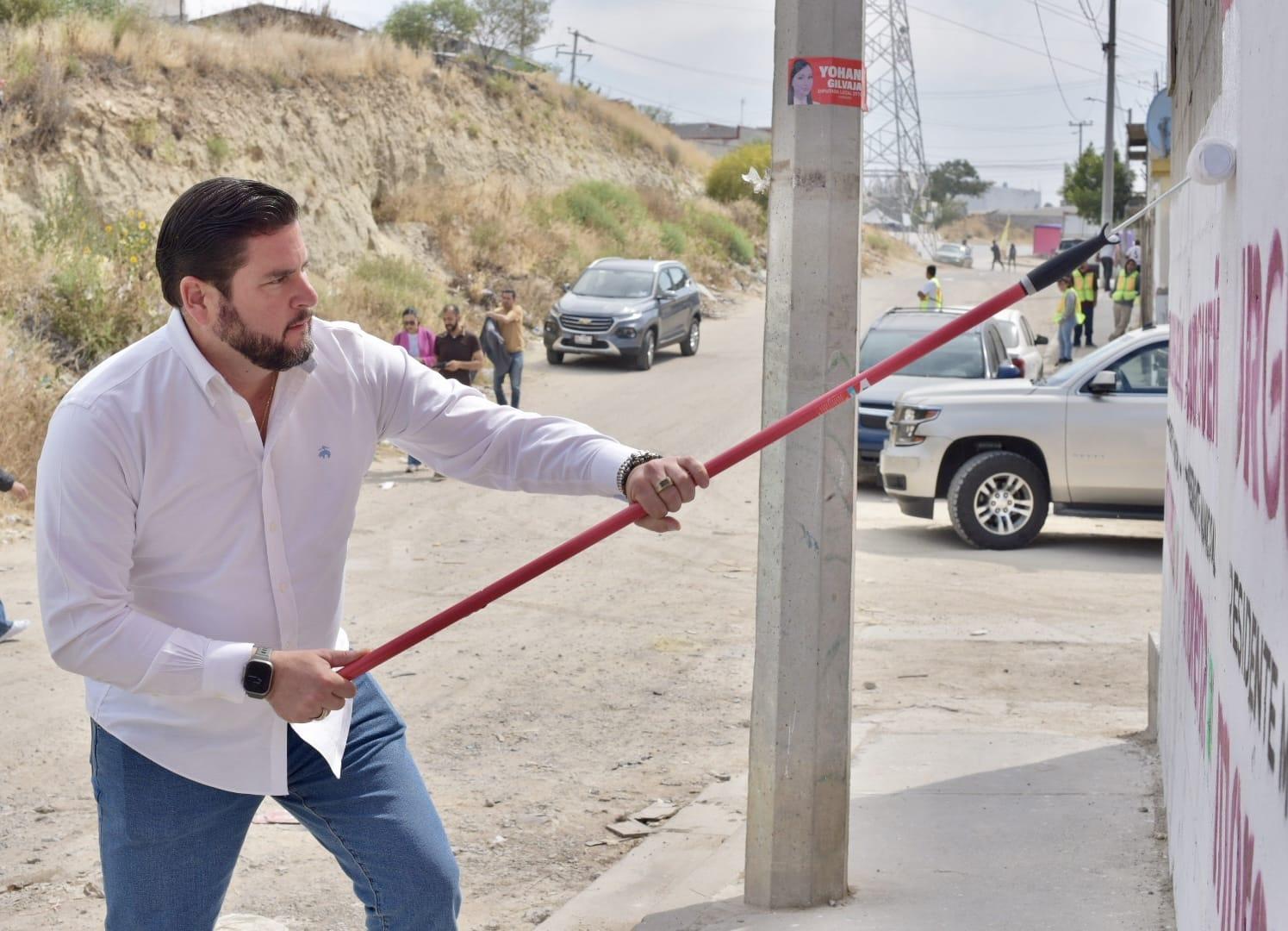 Ismael Burgueño acude a colonia el niño para iniciar el retiro de propaganda