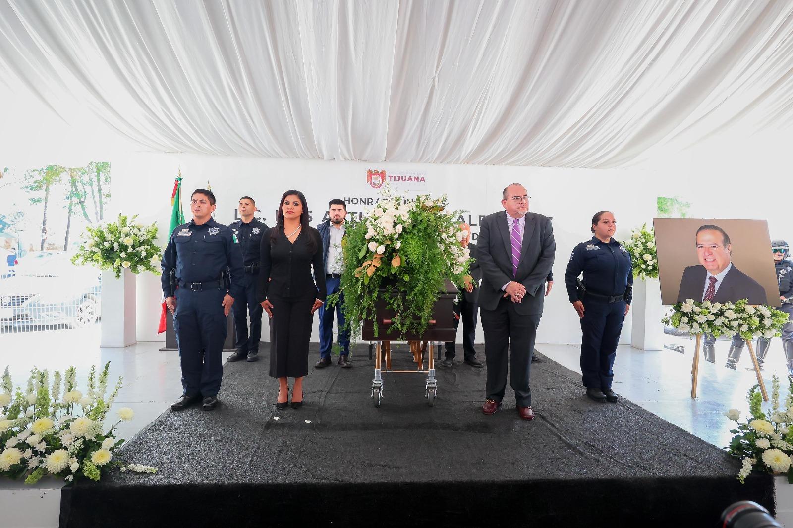 Montserrat Caballero honra a Luis Arturo González Cruz en solemne ceremonia en Tijuana