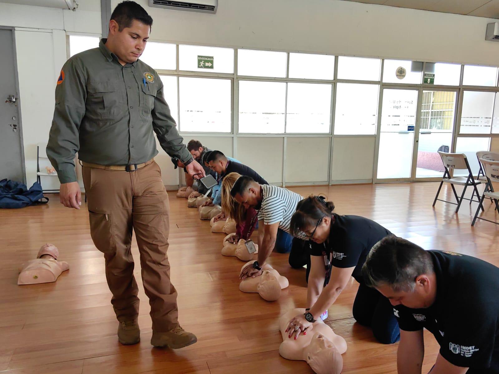 Brindan curso de primeros auxilios a personal del IMDET