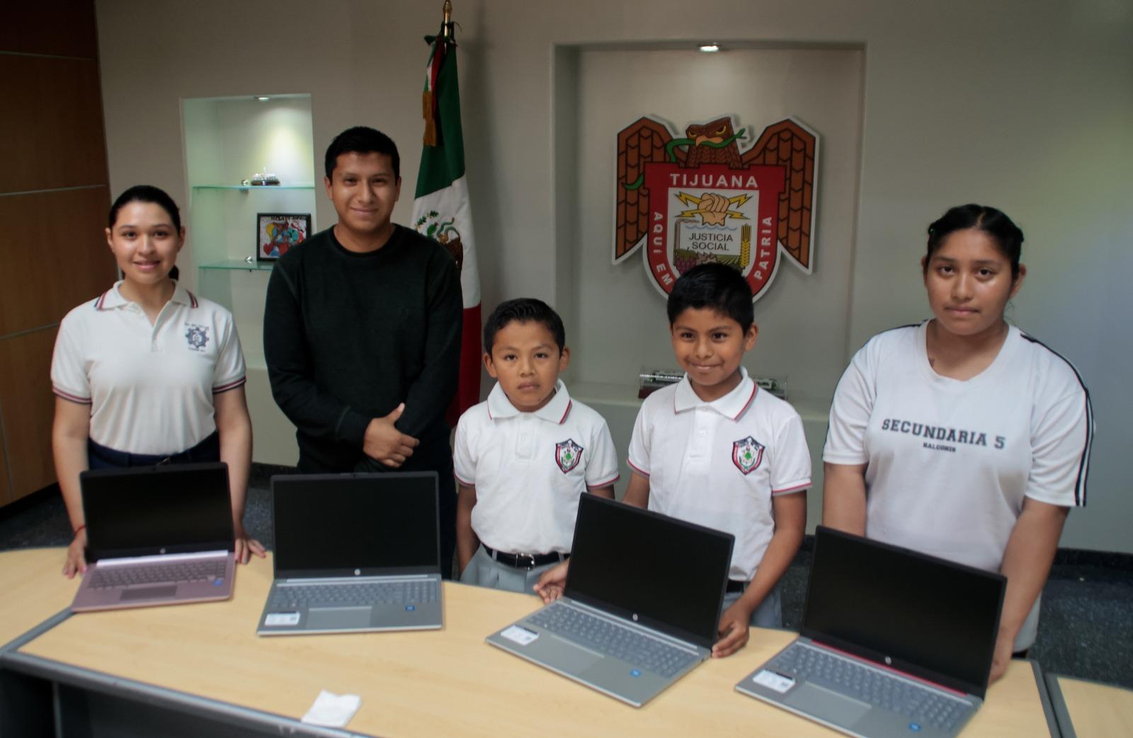 Gobierno de Montserrat Caballero entregó laptops a estudiantes