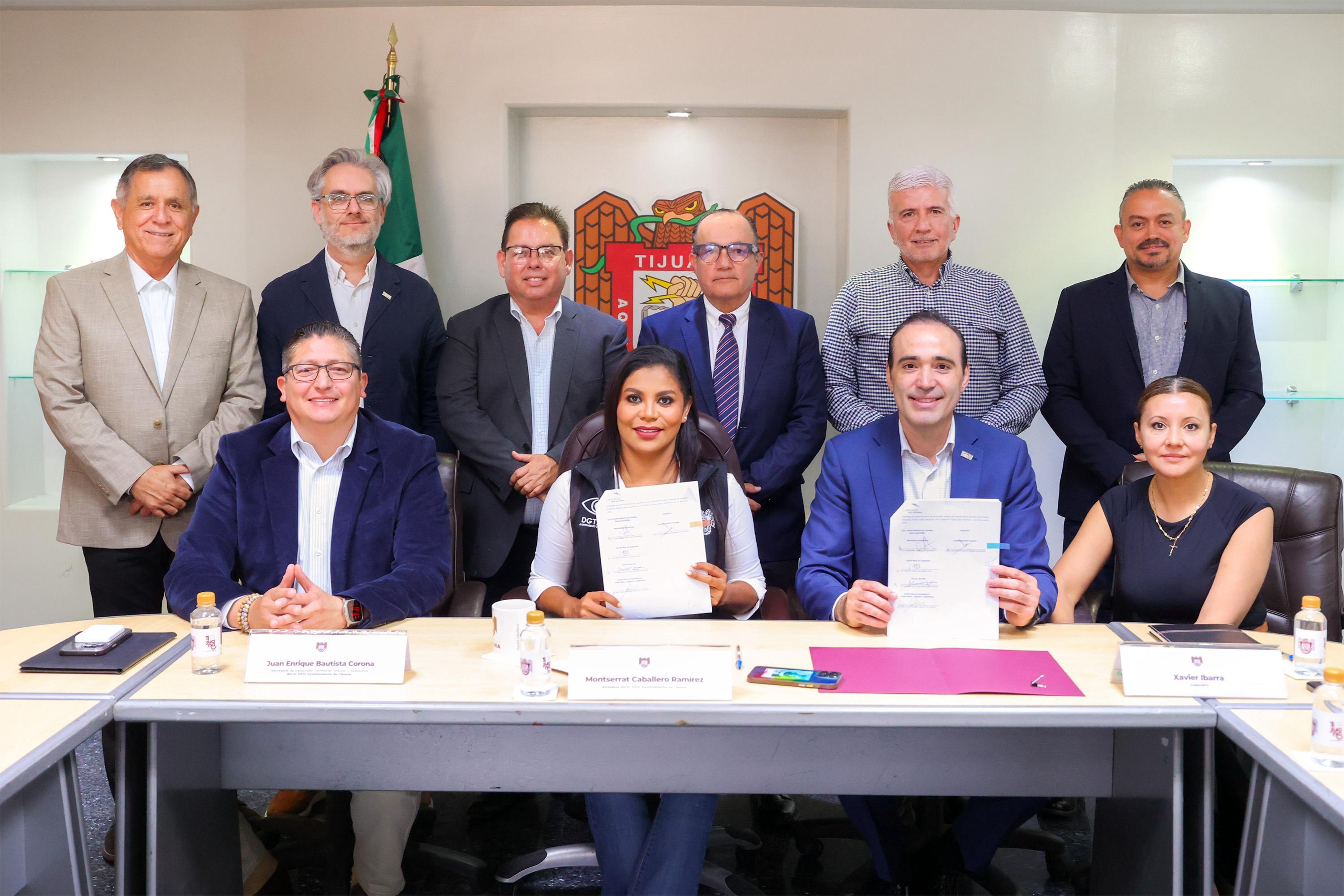 Firma alcaldesa Montserrat Caballero convenio con CANADEVI para facilitar recepción de fraccionamientos