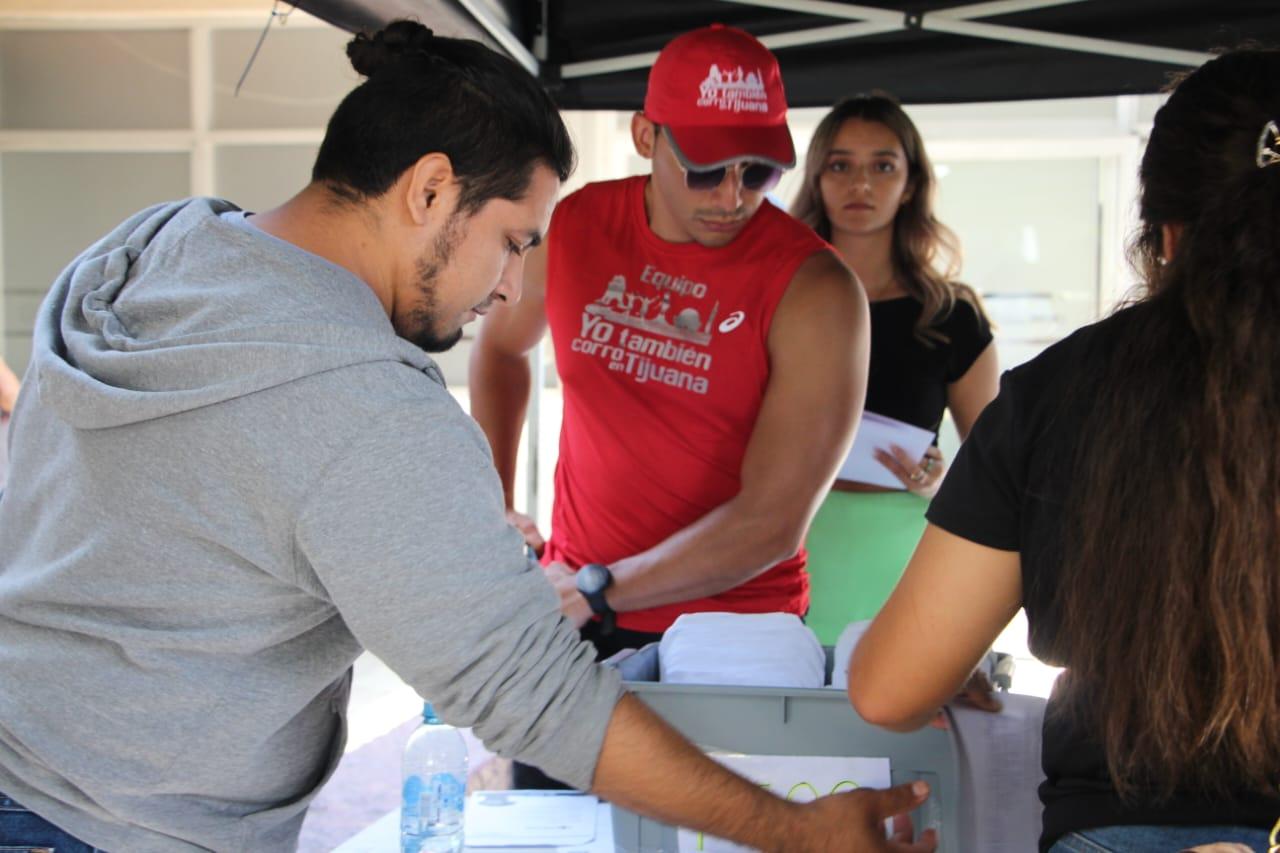 Entregan números para corredores del 29 Medio Maratón Internacional de Tijuana