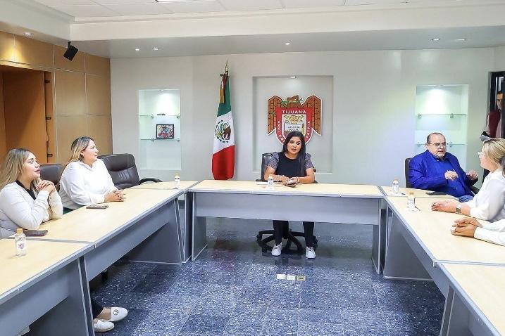 Montserrat Caballero dialoga con regidores tras la ausencia de ediles en una nueva sesión de Cabildo