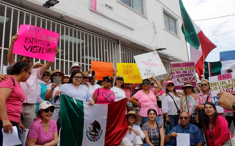 Tijuanenses se manifiestan frente al INE en contra de que Morena domine el Congreso del Estado